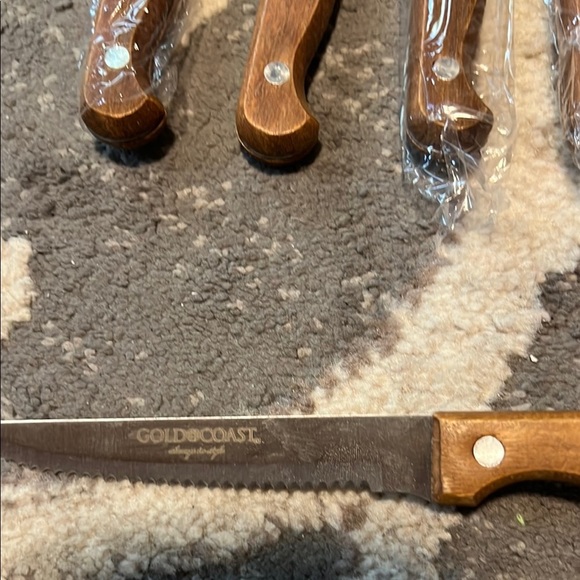 Gold Coast steak knives. 8 pieces. Wooden handles. New - Picture 3 of 4